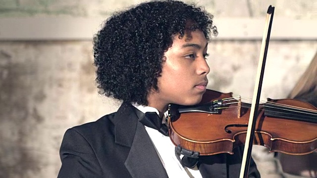 在音乐会上演奏小提琴的少年视频素材