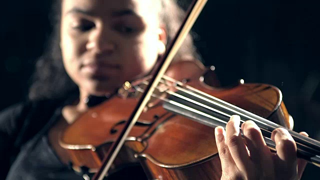 混血少女拉小提琴视频素材