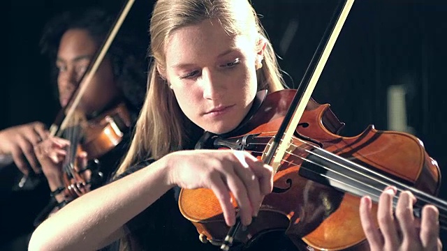 青少年在音乐会上拉小提琴视频素材