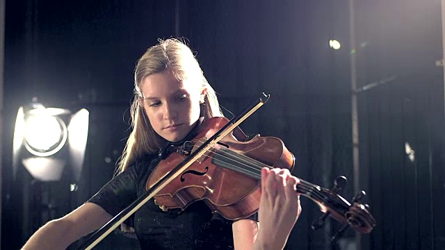 在音乐会上拉小提琴的少女视频素材