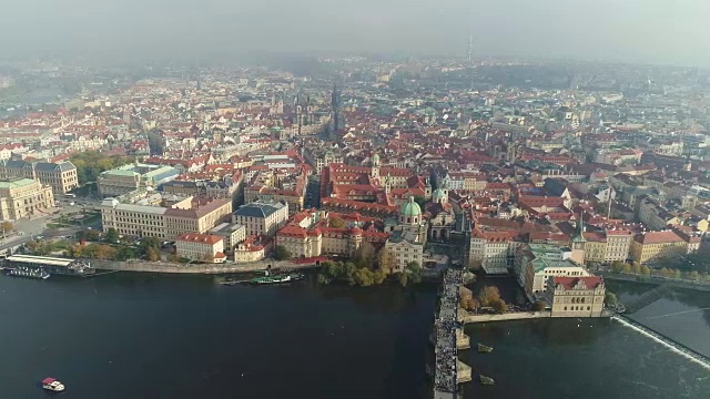全景从上面的布拉格城堡，城市的空中，从上面看布拉格的城市景观，飞过城市，俯视图，查尔斯桥，伏尔塔瓦河俯视图视频下载