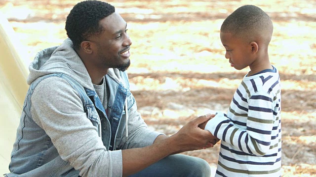 非裔美国父亲让伤心的小男孩微笑视频下载