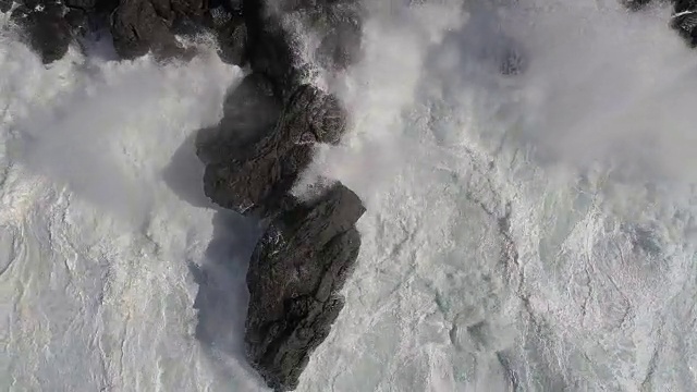 空中拍摄的海浪和泡沫在岩石海岸视频素材