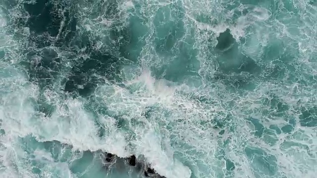 浪花四溅的海浪视频素材