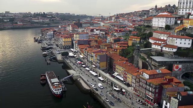 葡萄牙的波尔图街头。杜罗河和古城全景拍摄。4 k, UHD视频素材