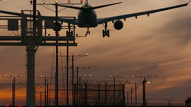 日落降落洛杉矶国际机场视频素材