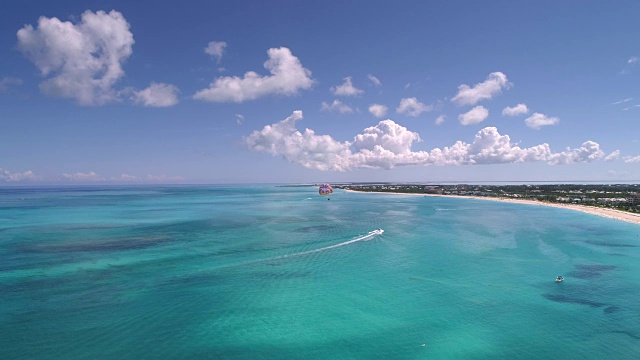 无人机在晴朗的蓝色水完美的一天滑翔4k视图视频素材