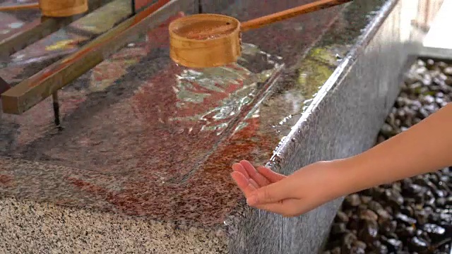 日本传统文化-洗手净化心灵视频素材