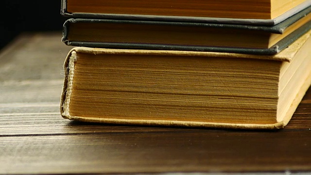 木架上的旧书。视频素材