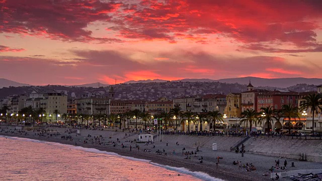 美丽的日落，尼斯，法国。海滩和堤岸与红色的天空背景视频素材