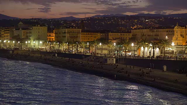 法国尼斯海滩和堤岸的夜景。平移拍摄4K，超高清视频素材