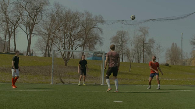足球运动员在球场上练习足球视频素材