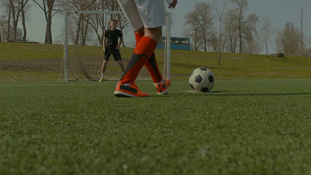 在比赛中踢点球的足球运动员视频素材