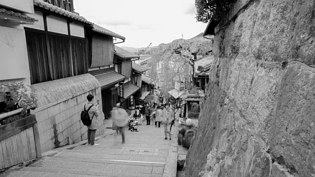 4K时间推移-黑白拍摄的传统街道(九enzaka)，京都视频素材