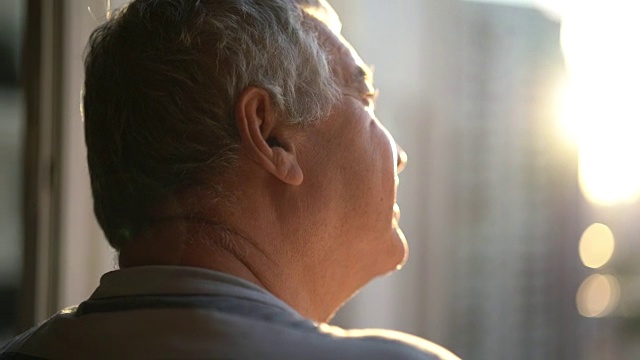 梦想中的老人透过窗户向外看视频下载