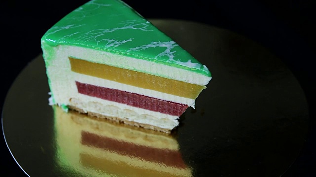 特写小块上釉的绿色蛋糕视频下载