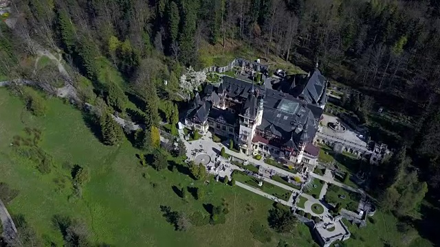 一架无人机接近并飞过罗马尼亚普拉霍瓦锡纳亚的贝利斯城堡视频素材