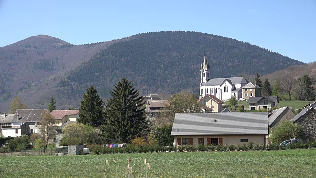 法国皮埃尔的教堂和丘陵视频素材