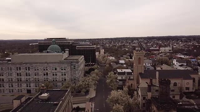 一架无人机沿着宾夕法尼亚州诺里斯敦的E艾里街飞行视频素材