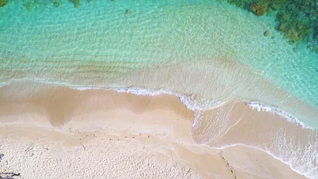 头顶上的波浪和沙子在加勒比海的礁与绿松石水域视频素材