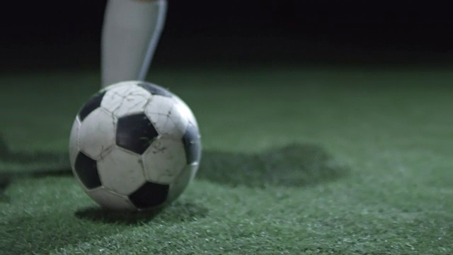 职业足球运动员踢球的腿视频素材