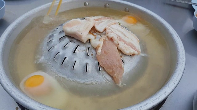 Moo Kata或泰国烤肉是烤猪肉和牛肉配汤。视频下载