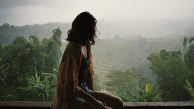 在巴厘岛看雨下的丛林的女人视频下载