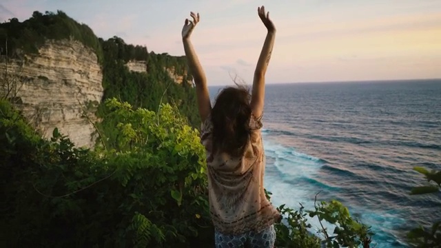 在巴厘岛的悬崖上看到大海的女人视频下载