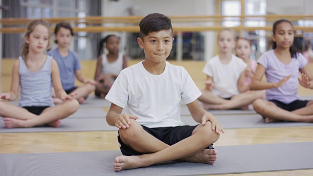 儿童瑜伽课视频素材