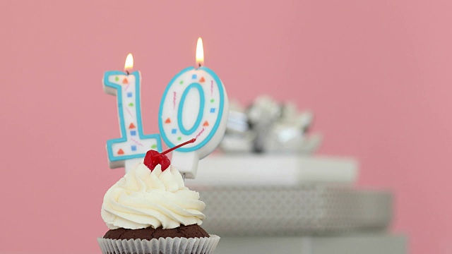 十支十支蜡烛在蛋糕粉的背景下视频素材