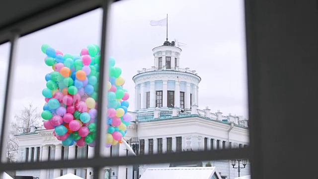 窗外以建筑物为背景的彩色气球视频下载