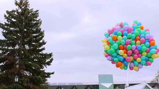天空背景上的彩色气球视频下载