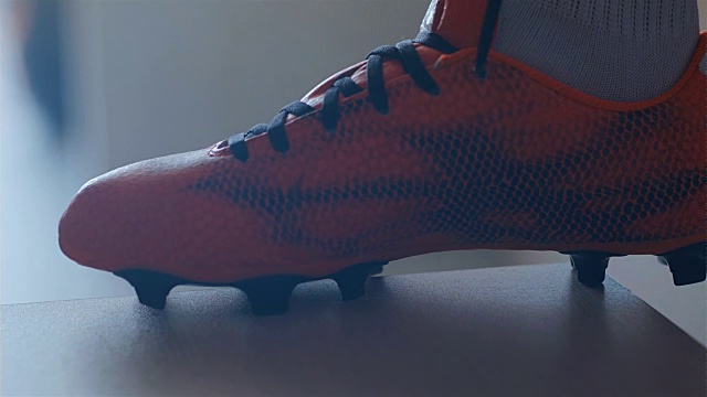 足球运动员穿上他的鞋子视频下载