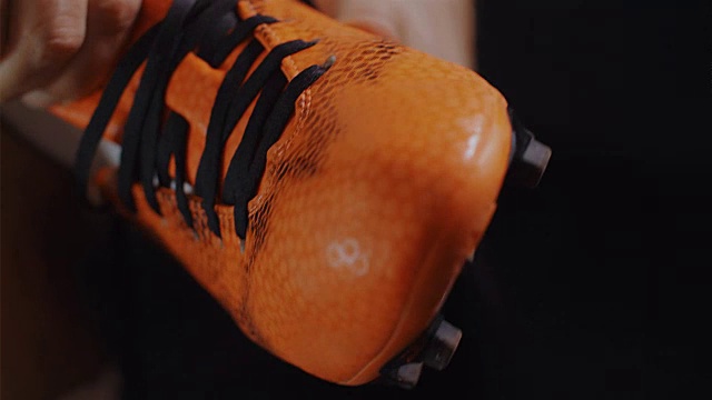 足球运动员穿上他的鞋子视频下载
