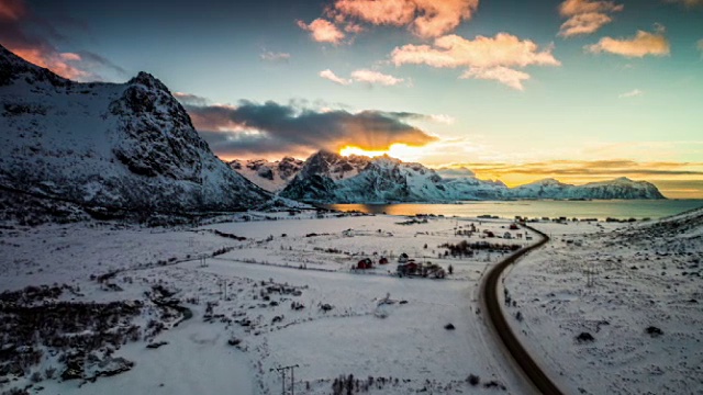 在挪威罗浮敦群岛忧郁的日落天空下，飞越北欧冬季景观视频购买