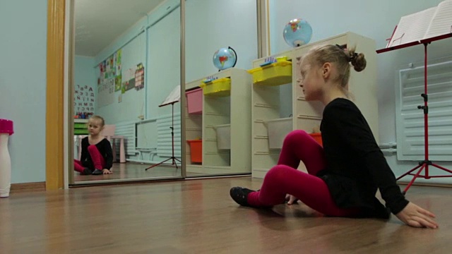 芭蕾舞小女孩在地板上旋转视频下载