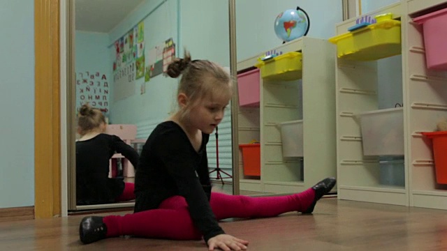小女孩芭蕾舞演员伸展温暖视频下载