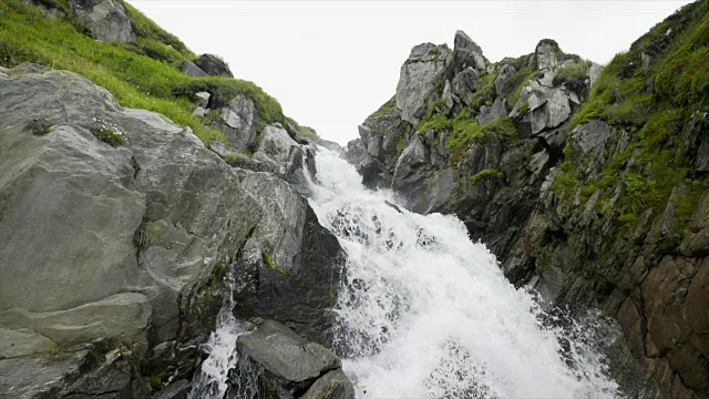高山环境中的高山瀑布的慢动作视频素材