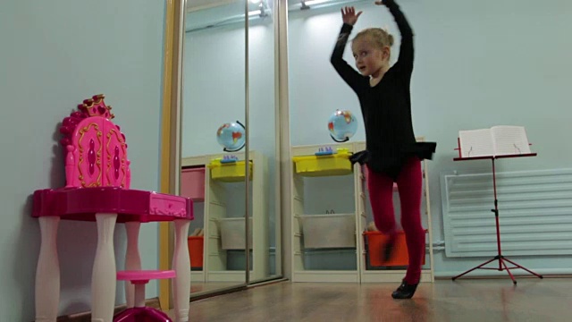 小芭蕾舞者旋转舞蹈视频下载