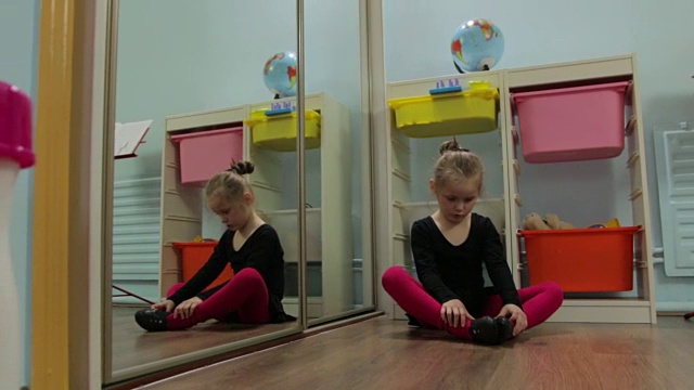 地板上的芭蕾舞小女孩视频下载