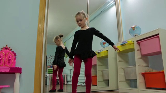 小女孩芭蕾舞演员伸展姿势视频下载