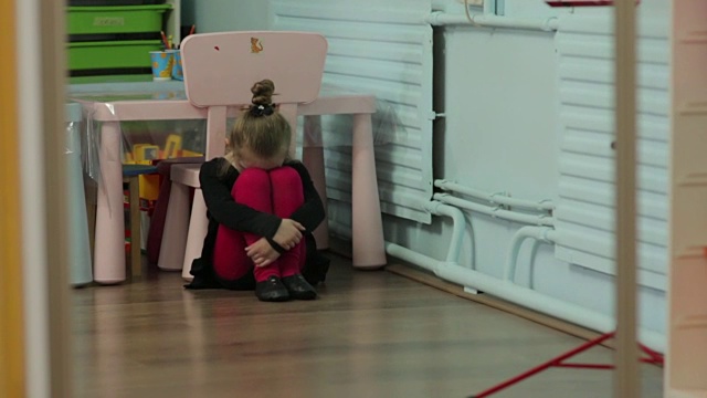 悲伤的小女孩舞者视频下载