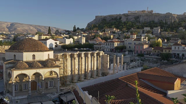 从Monastiraki广场上俯瞰雅典卫城，Monastiraki区，希腊，欧洲视频下载