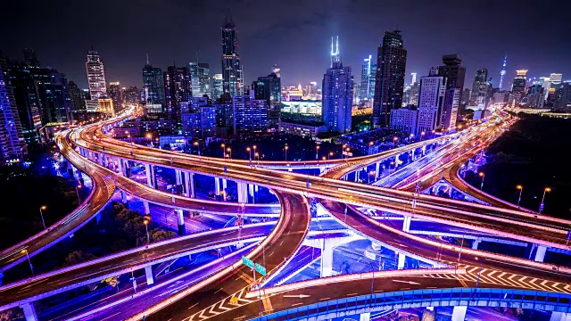T/L WS HA照亮夜間高架道路和繁忙的交通/上海，中國視頻素材