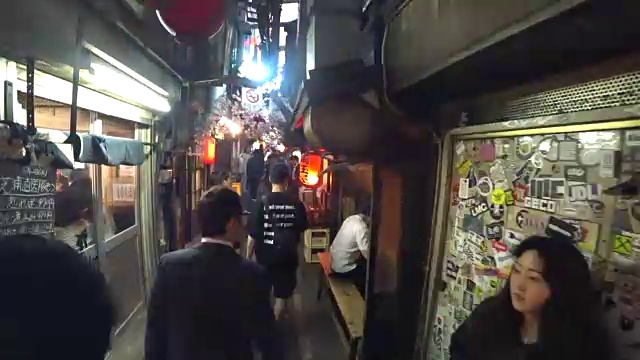 东京新宿传统美食街的个人视角。视频素材