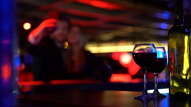 快乐的情侣在酒吧自拍，第一次约会的照片，派对的回忆视频下载