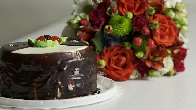 多莉:摆满鲜花和生日蛋糕的餐桌视频下载