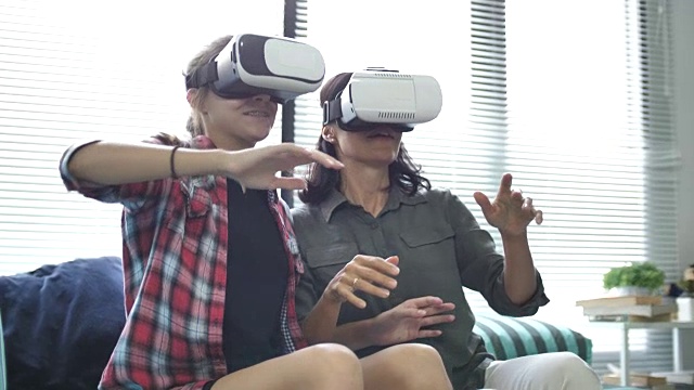 家庭在家里使用VR头盔视频素材