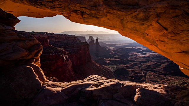 鹤:Mesa Arch，峡谷地国家公园，犹他州，美国视频素材