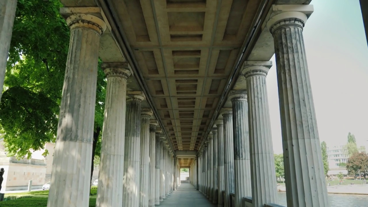 德国柏林国家博物馆的一个长柱画廊视频下载